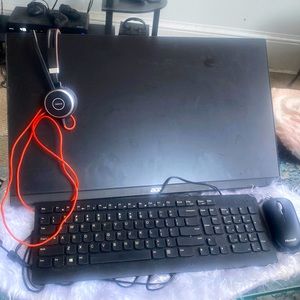 24’ monitor, Keypad, mouse and headset